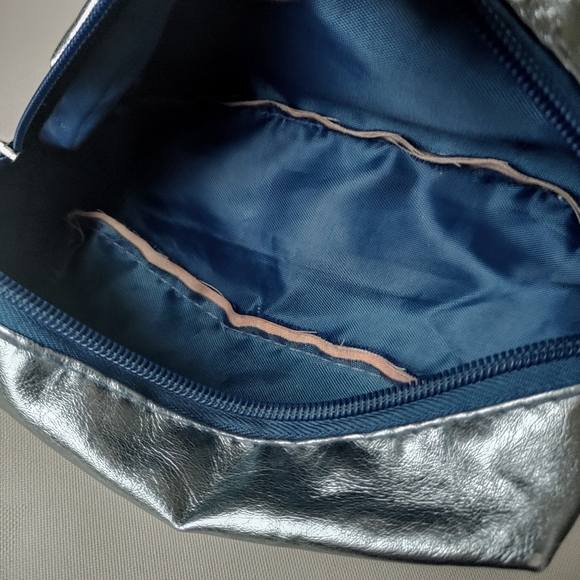 HOLIDAY PICK 🧶 Metallic Blue Pouch - Picture 3 of 7